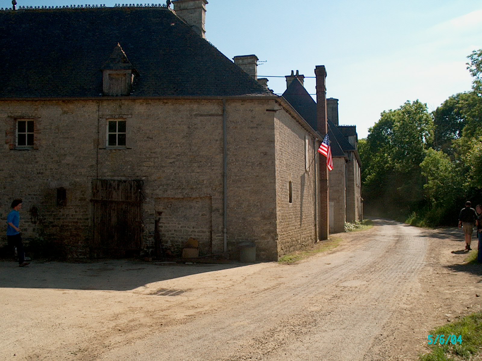 Brecourt Manor set fra vejen, nÃ¥r man ankommer fra vejen mellem St. Marie-Du-Mont og Utah Beach. Kanonstilling lÃ¥ pÃ¥ marken til hÃ¸jre for gÃ¥rden (06.2004)