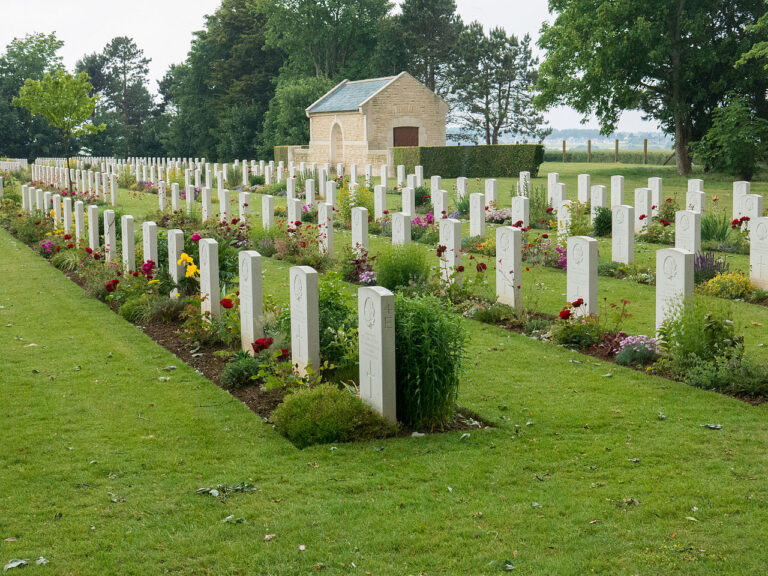 Beny-sur-Mer - Canadian War Cemetery - rÃ¦kker af gravsten